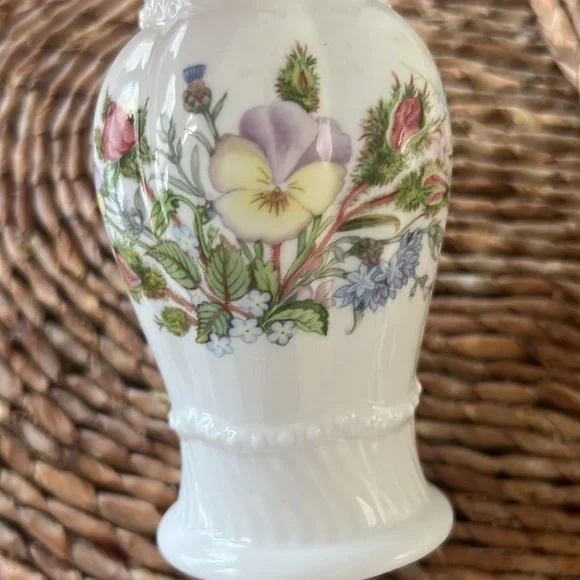 Aynsley (England) Bone China Wild Tudor Vase - Picture 9 of 9